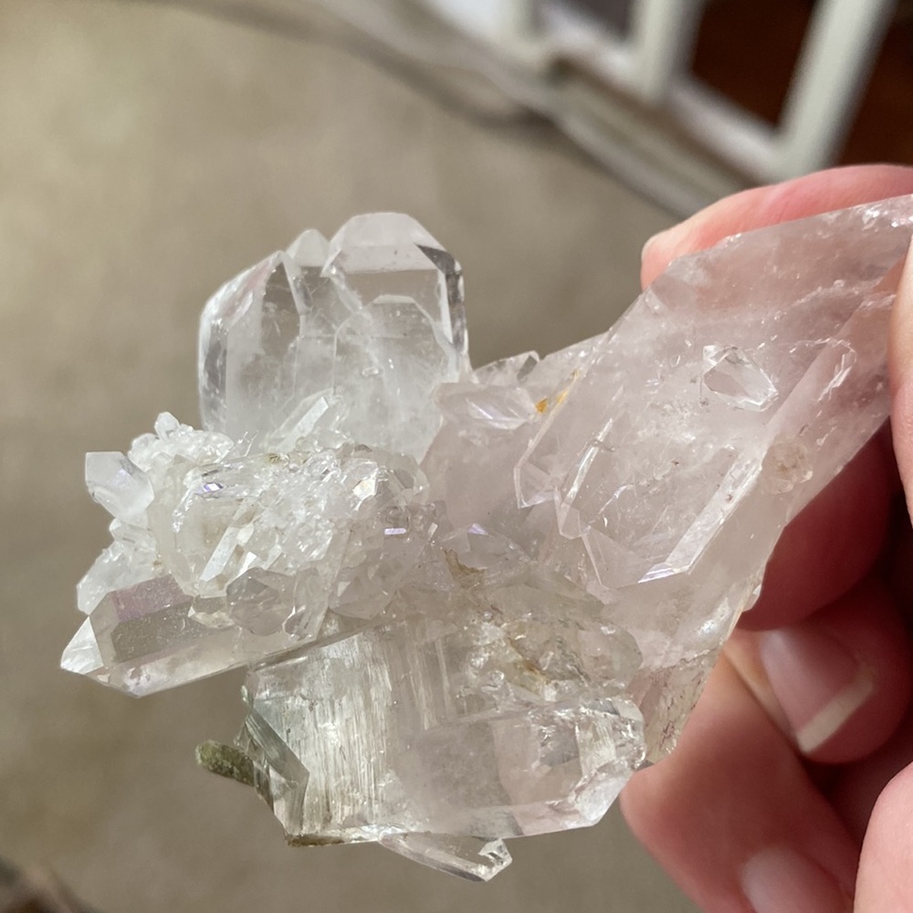 🔥AAA QUALITY QUARTZ CLUSTER🔥Points all over + 🌈. 3”X 2.5”X1”. STUNNING - Picture 7 of 17